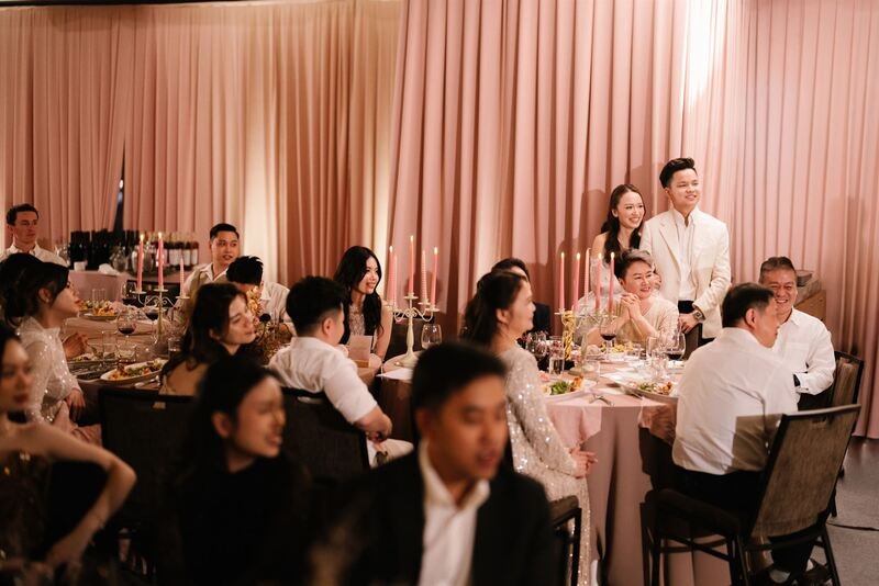 Không gian tiệc cưới nhỏ gọn được bài trí tinh tế với ánh nến ấm áp
